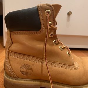Women’s timberland boots size 6